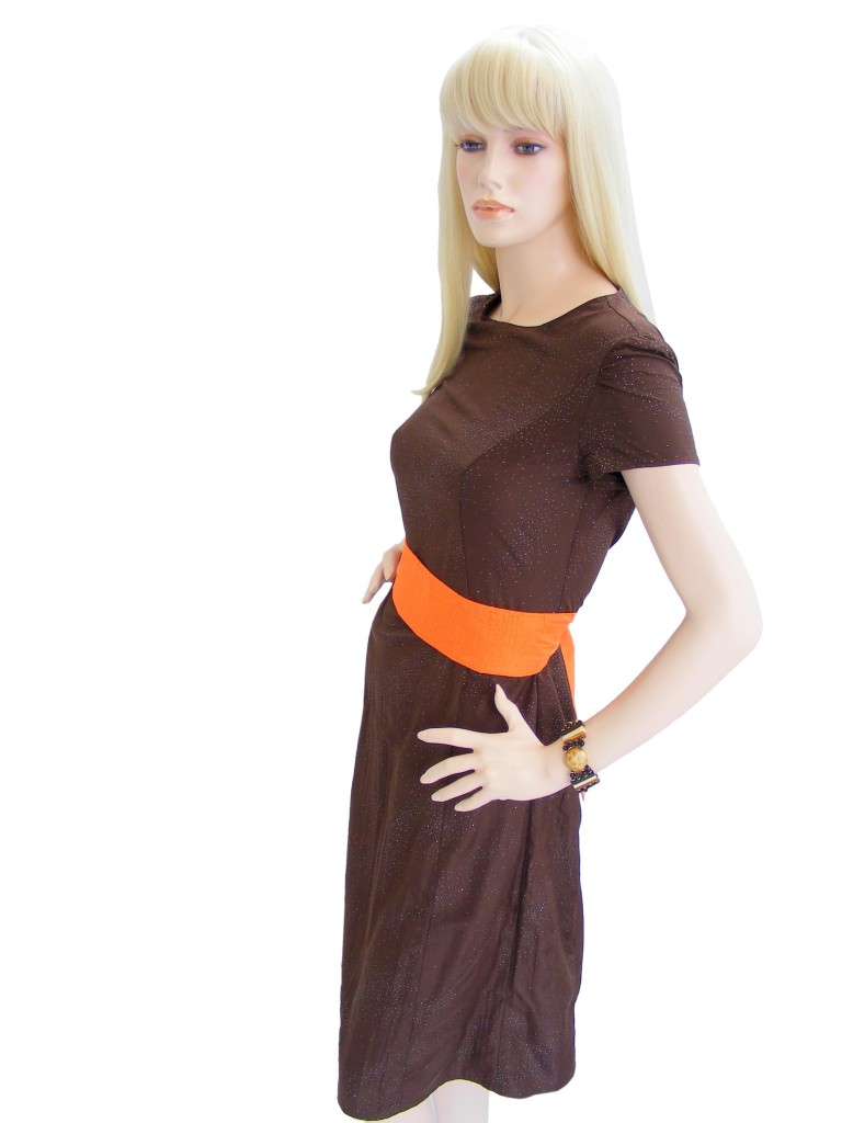 Fotografie pro model – Hnědé šaty se třpytkami a oranžovým páskem