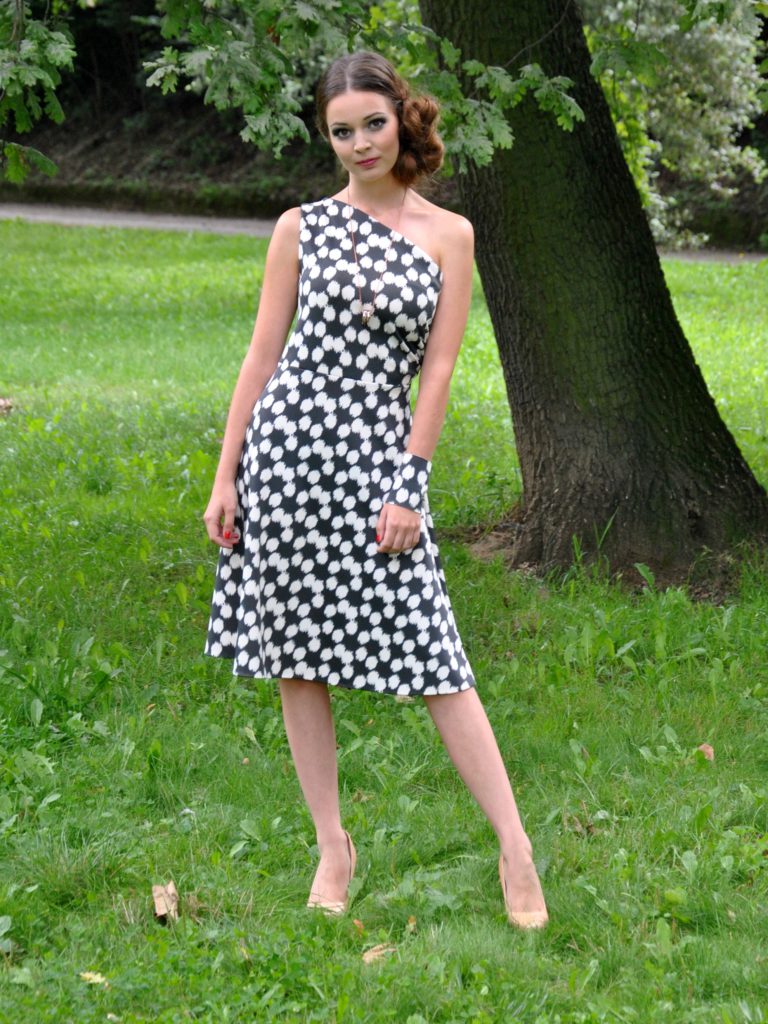 Fotografie pro model – Šedobílé šaty na jedno rameno