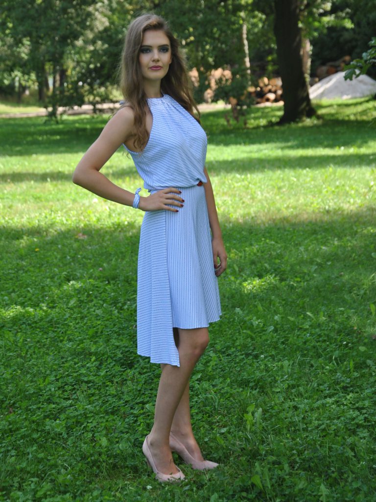 Fotografie pro model – Bílomodré šaty