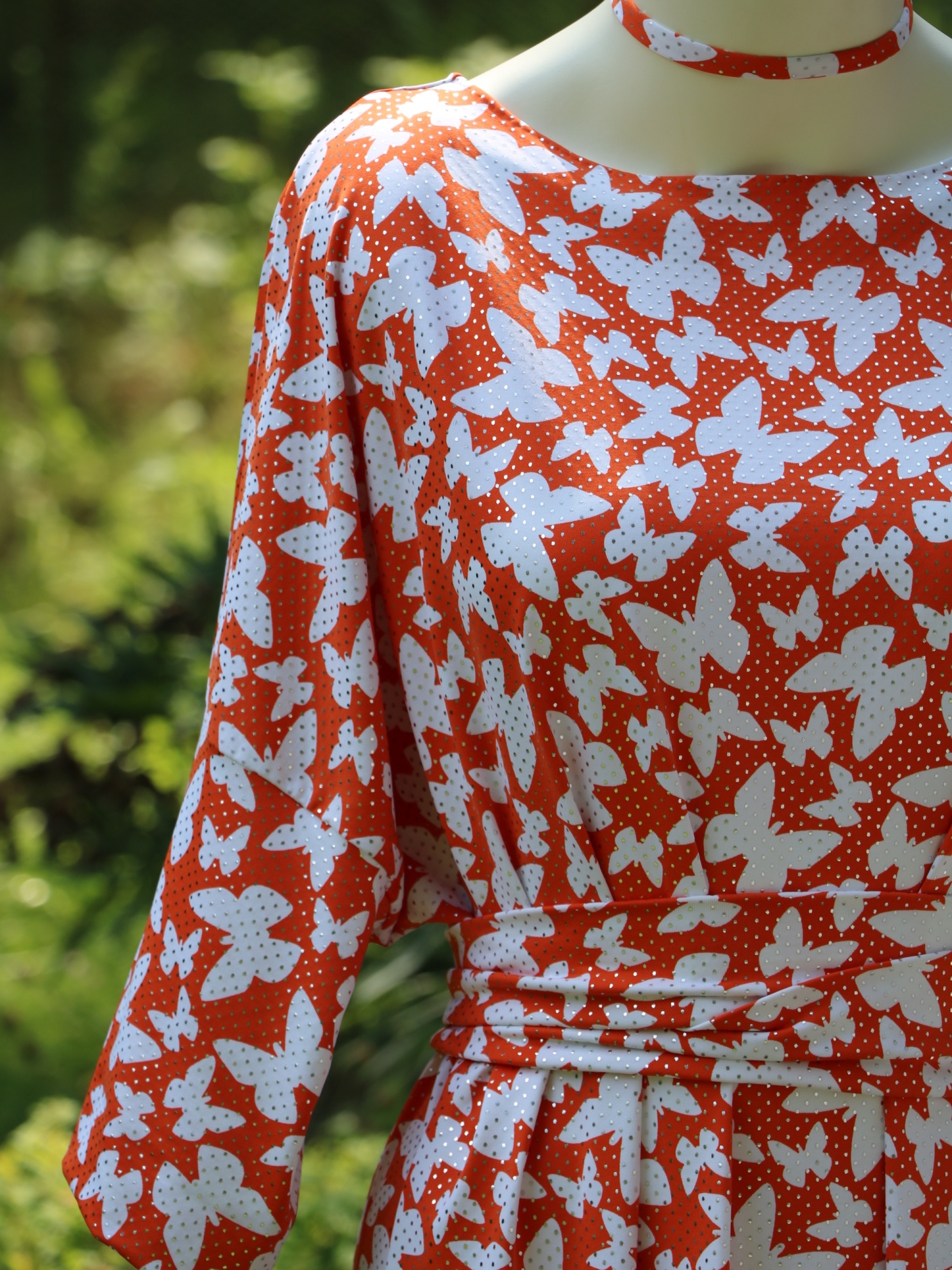 Oranžové šaty s motýly