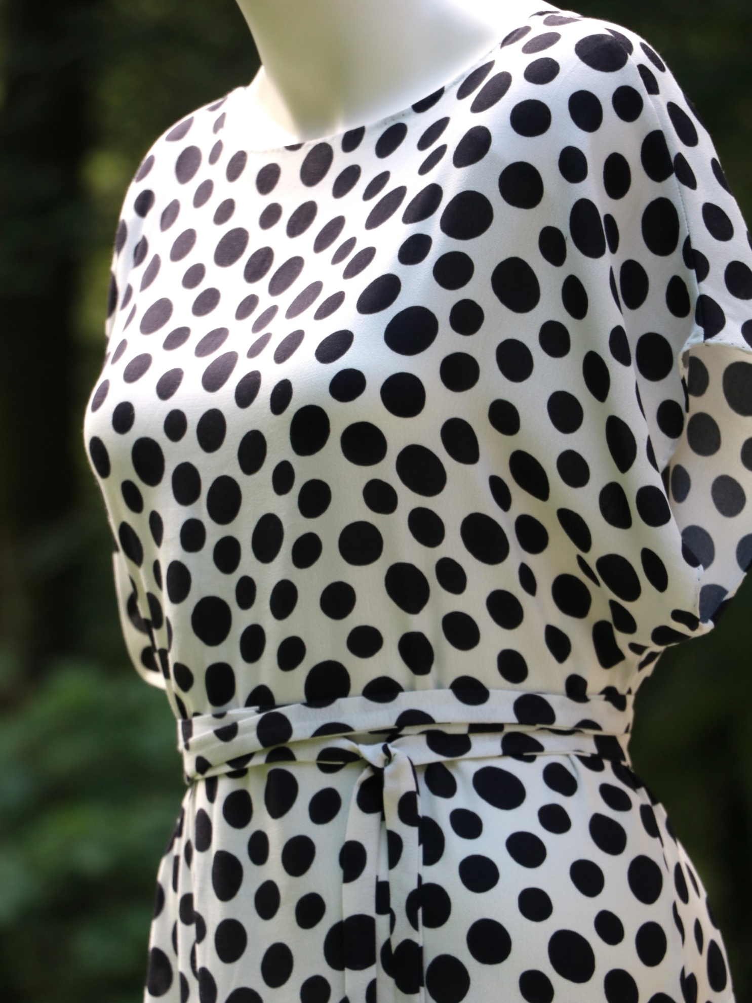 Fotografie pro model – Světlé šaty s černými puntíky