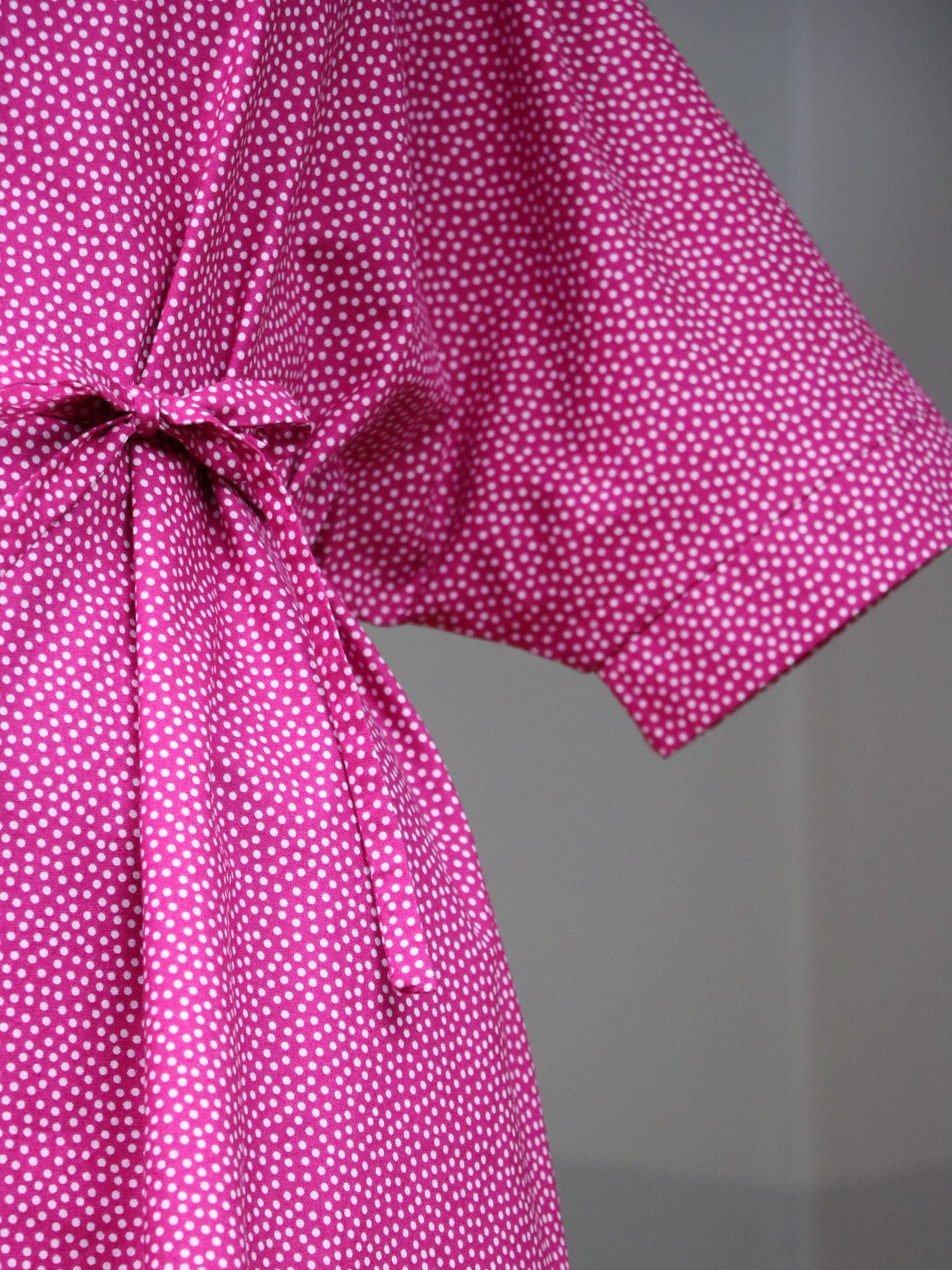 Růžové šaty s bílými puntíky