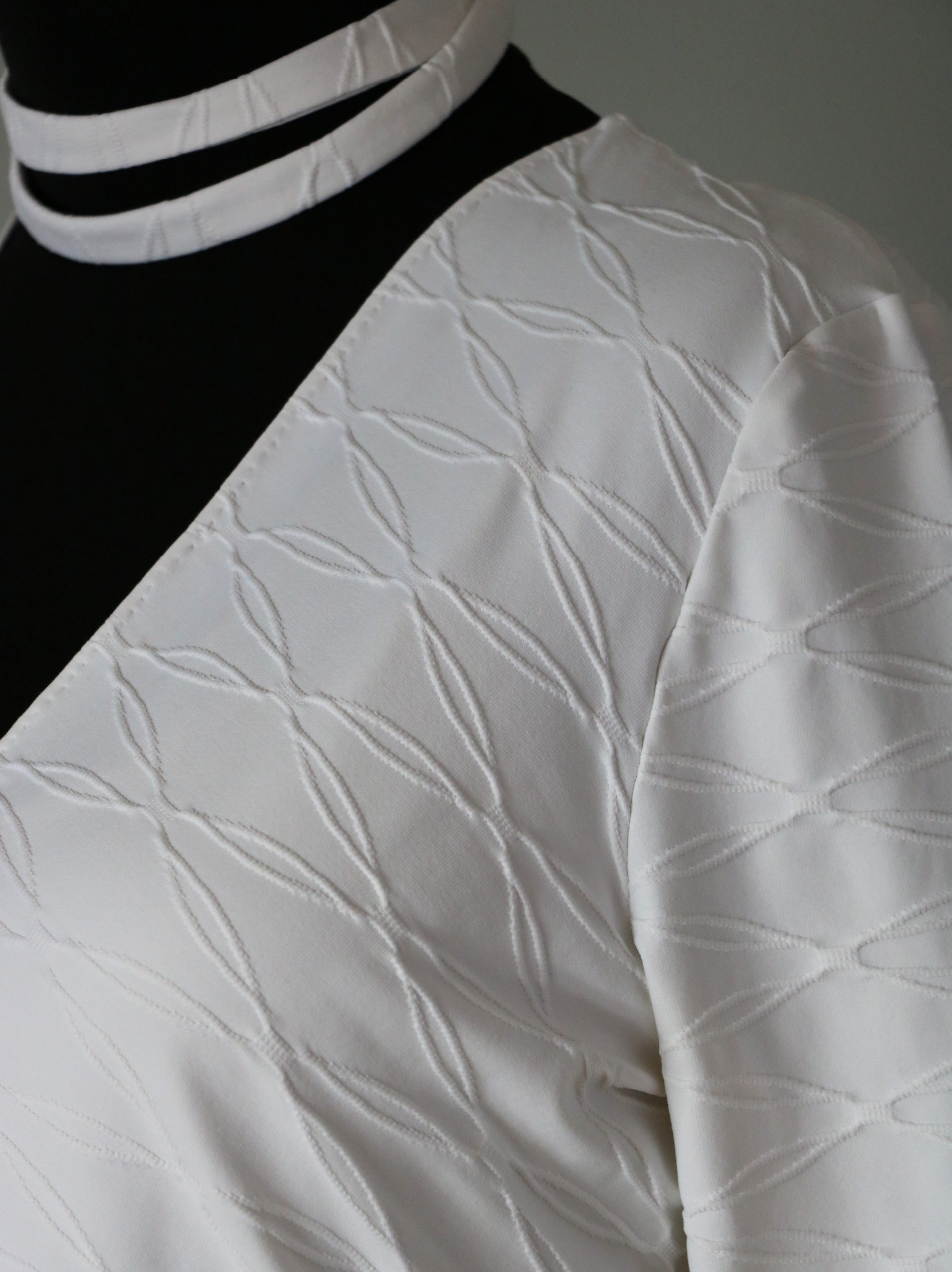 Fotografie pro model – Bílé šaty s 3D vzorem