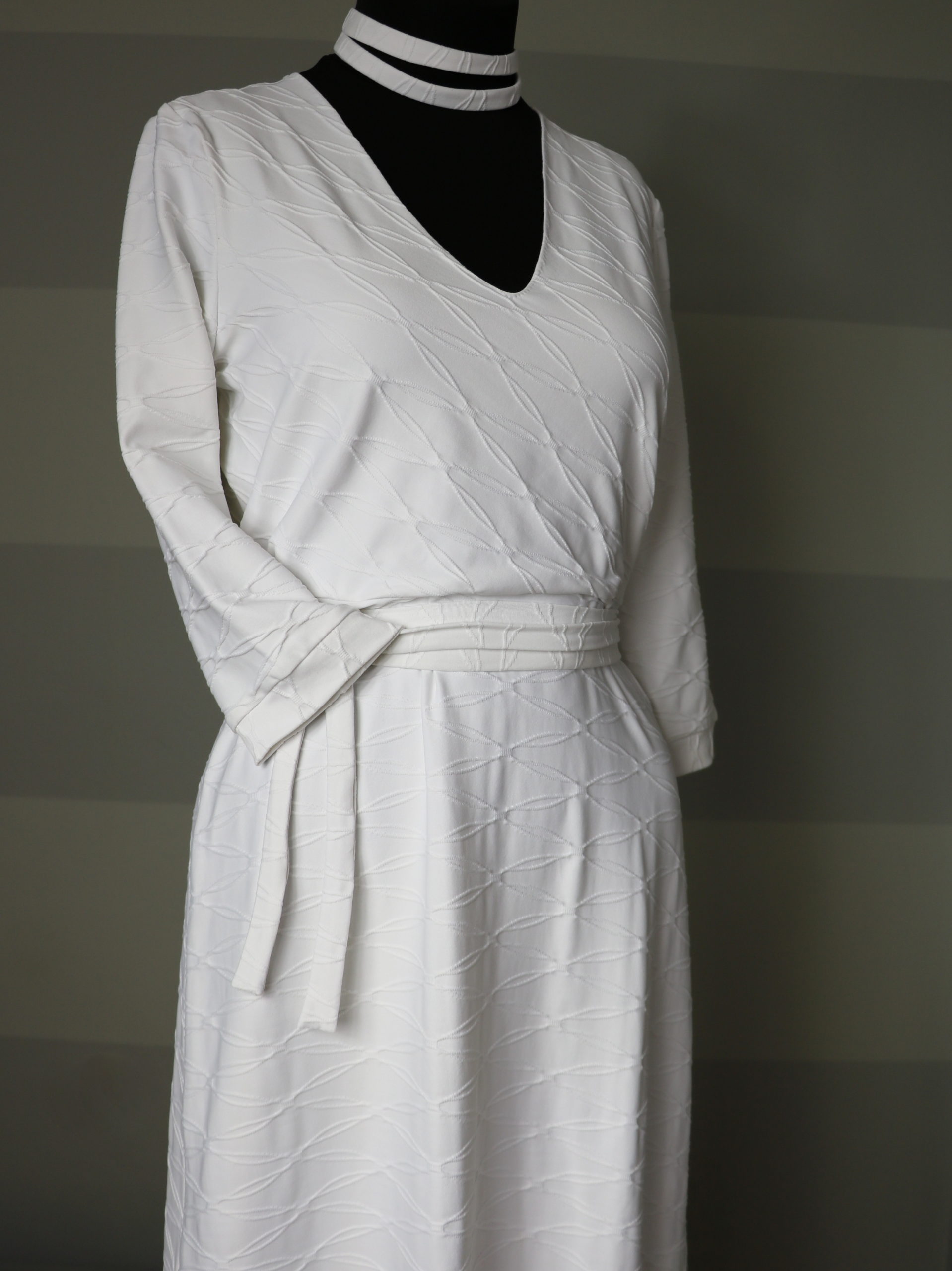 Bílé šaty s 3D vzorem