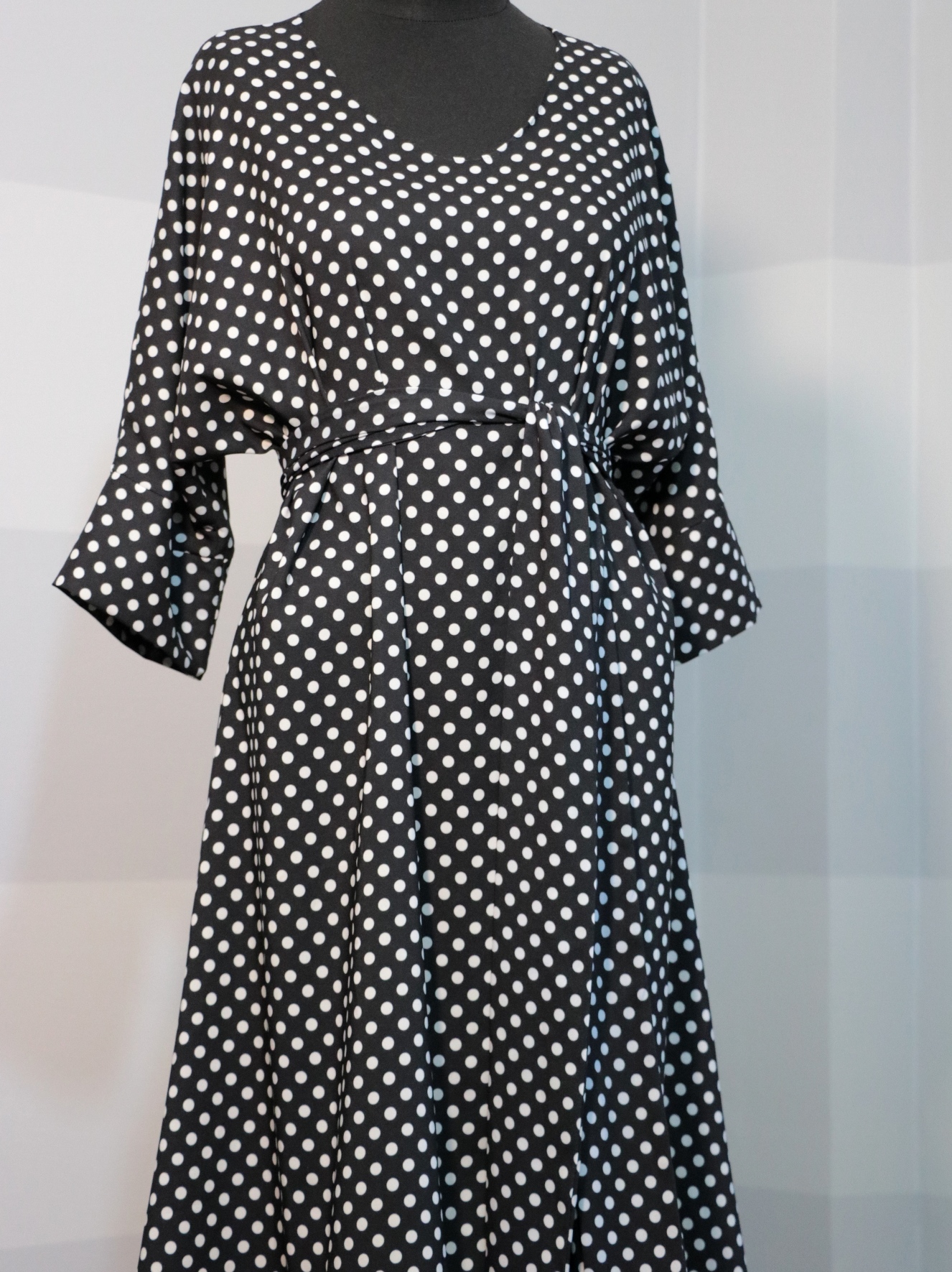 Fotografie pro model – Černé šaty s bílými puntíky