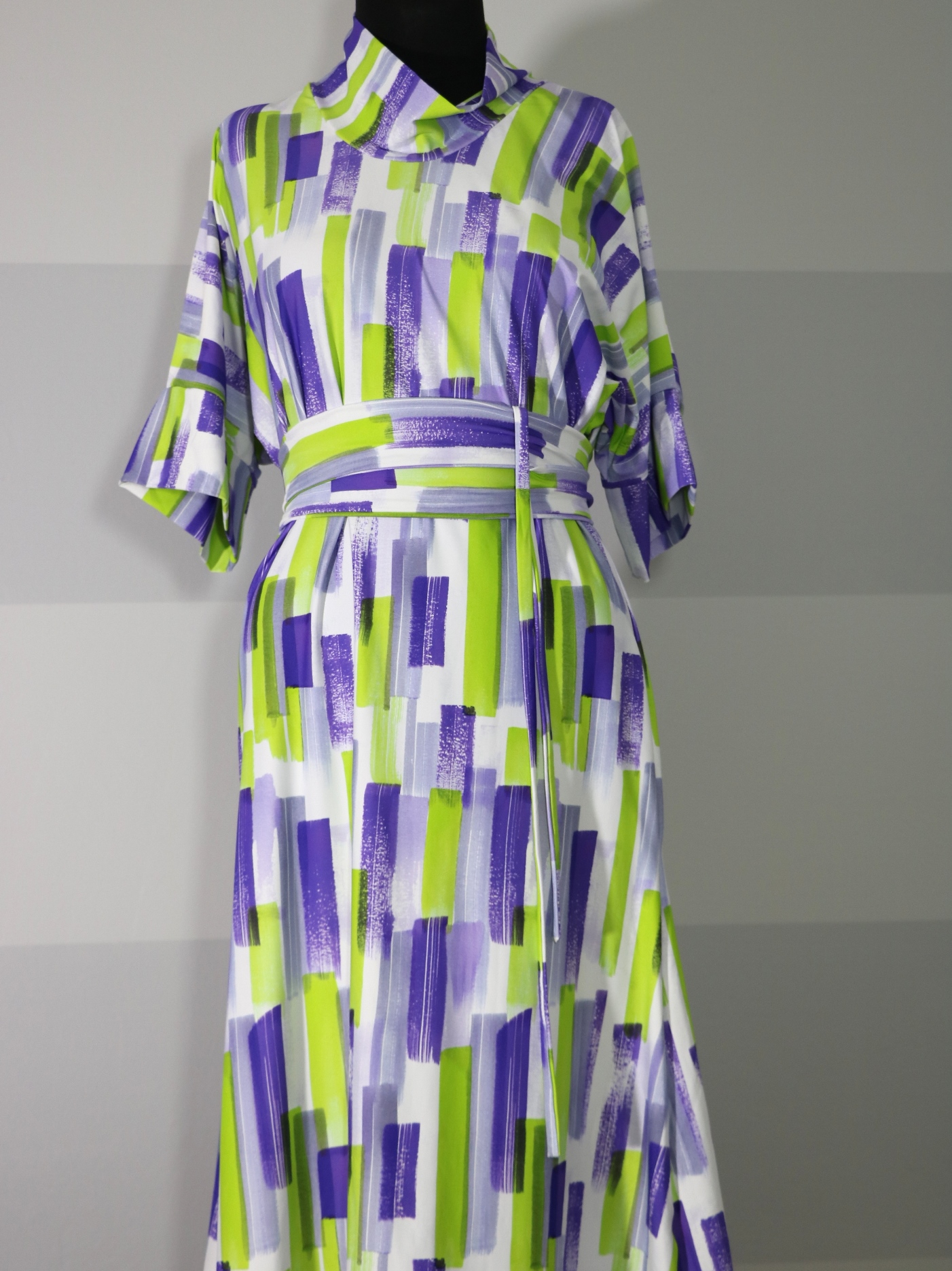 Fotografie pro model – Bílé šaty s fialovými a zelenými ornamenty